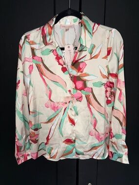 Philosophy women’s “satin like” floral button down shirt NWT!